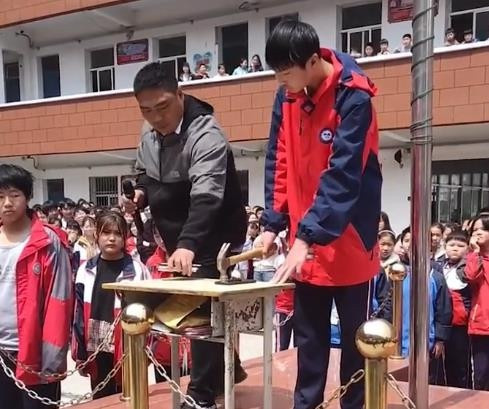 Ngoi truong o Trung Quoc bat hoc sinh dung bua dap dien thoai