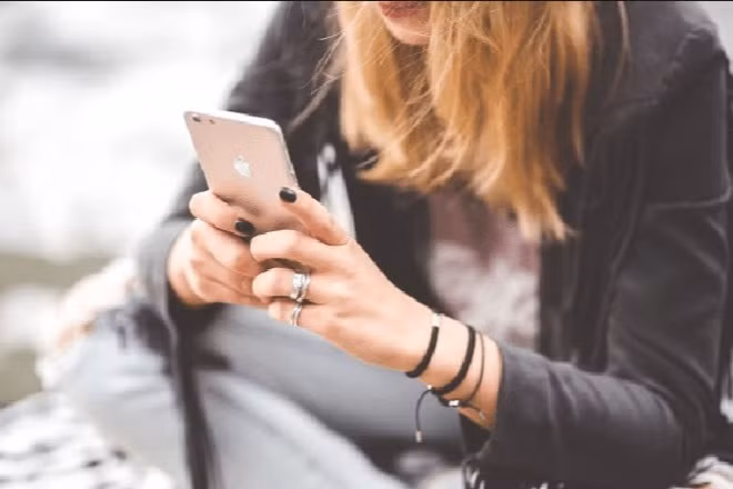 Chi dau nhoa le khi nhan tin nhan cua em chong