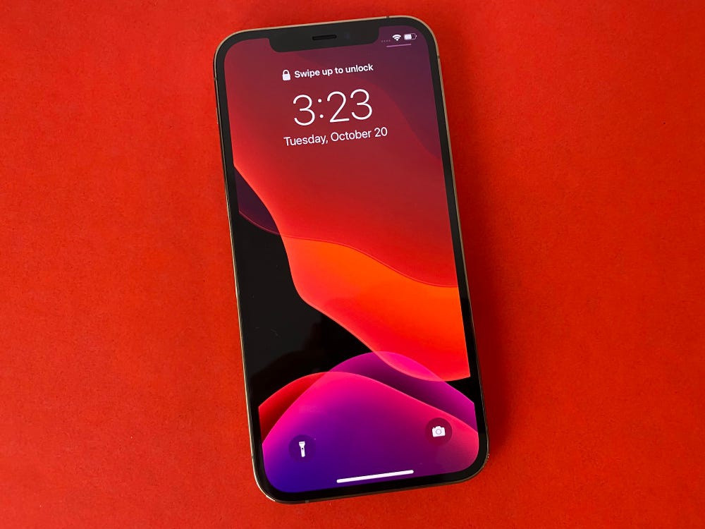  Màn hình tần số quét cao. Theo CNET, tin đồn cho rằng màn hình iPhone 13 Pro sẽ hỗ trợ tần số quét 120 Hz giúp các hiệu ứng cuộn lướt, chuyển cảnh mượt mà hơn. Trước đó, The Elec đưa tin Apple đã đặt hàng lượng lớn màn hình từ LG Display và Samsung Display, trong đó LG sẽ cung cấp tấm nền LTPO với tính năng always-on (luôn sáng) và tần số quét cao. Ảnh: Business Insider.