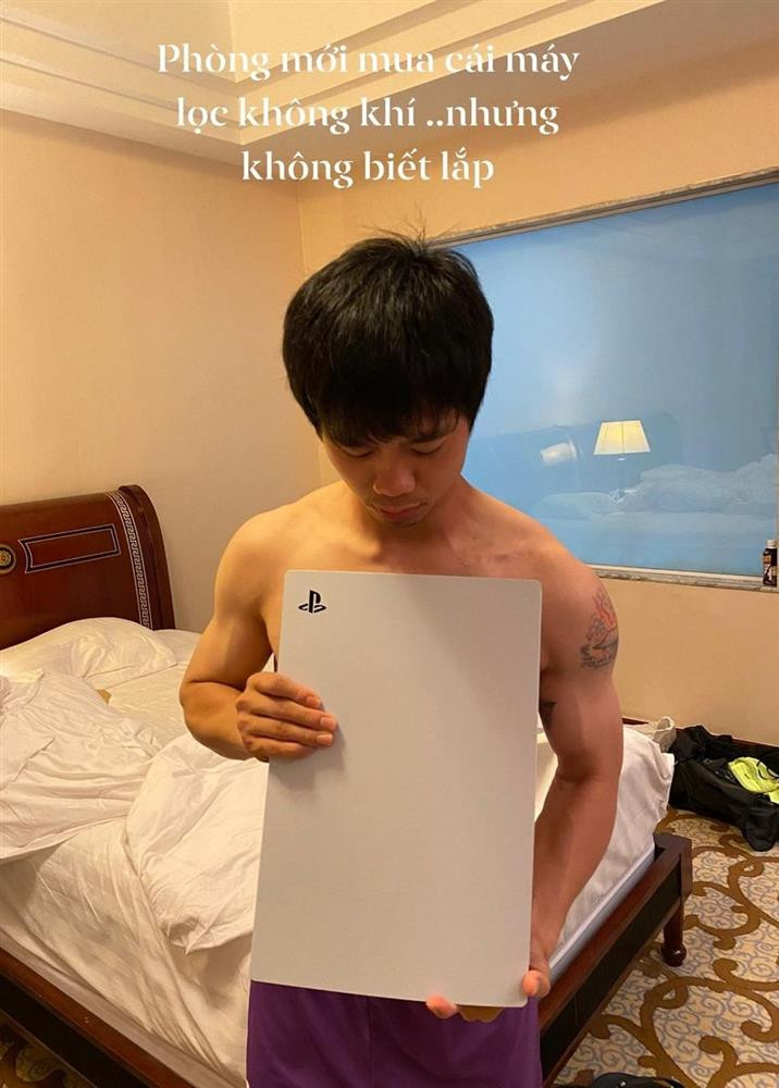 Cong Phuong khoe body de lo hinh xam dac biet tren bap tay