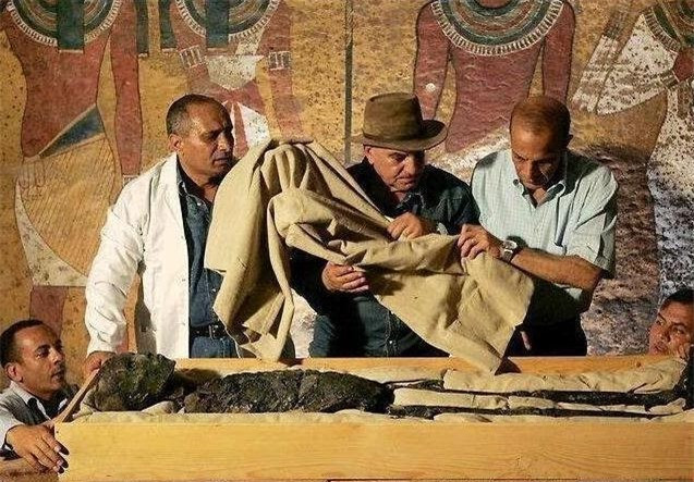 Quan tai cua vi Pharaon Ai Cap duoc mo ra,nhieu cai chet ky quai-Hinh-3