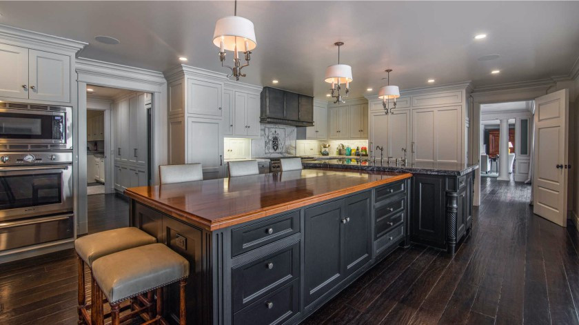 Nhà bếp sang trọng, được trang bị nội thất gỗ và các công cụ nấu nướng hiện đại.