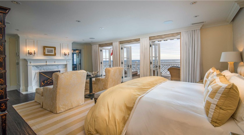 Phòng ngủ chính rộng rãi, tràn ngập ánh sáng tự nhiên, nổi bật với một chiếc lò sưởi mang phong cách cổ điển. Căn phòng này được tích hợp với một ban công để gia chủ ngắm cảnh.