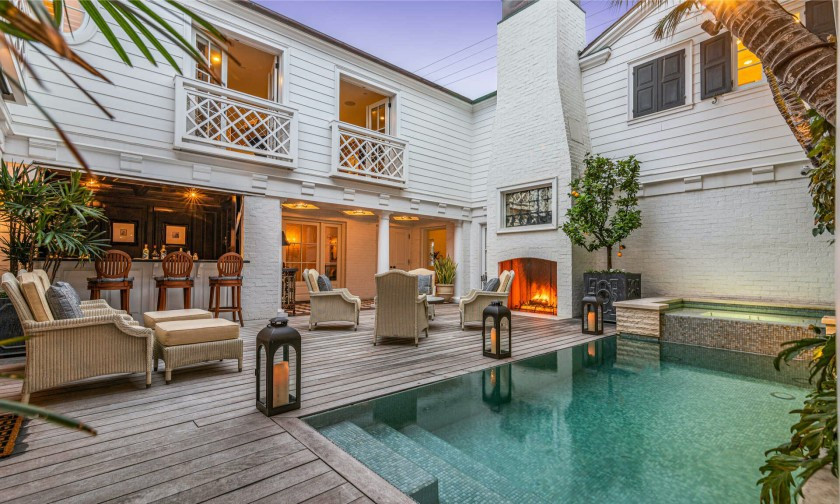 Không gian giải trí, thư giãn ở sân trong bao gồm hồ bơi, bồn ngâm nước nóng và một quầy bar nhỏ nhắn.