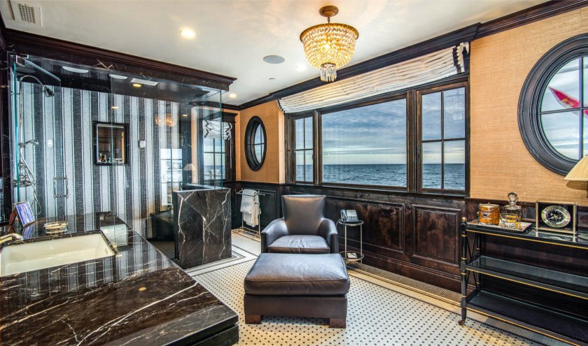 Phòng tắm chính trang nhã, được trang bị đầy đủ tiện nghi cao cấp, điểm nhấn là nội thất bằng đá cẩm thạch đen.