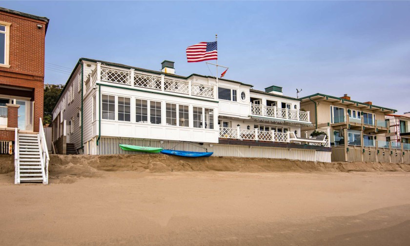 Ngôi nhà màu trắng 2 tầng nằm sát bờ biển này có diện tích gần 680 m2 với 5 phòng ngủ.