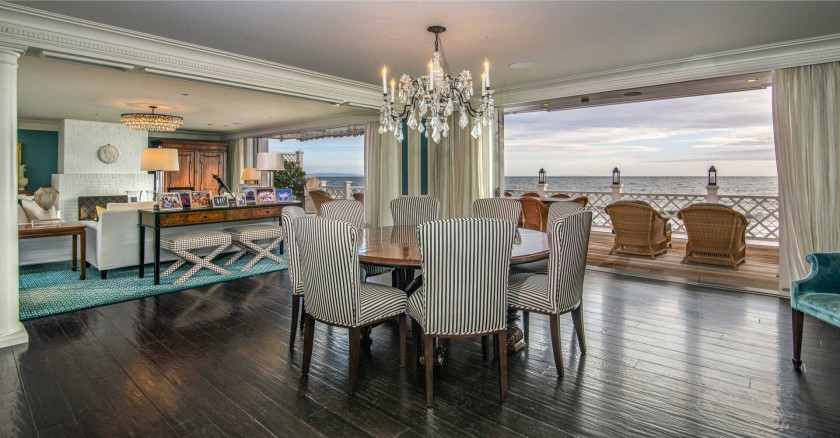 Khu vực ăn uống mang phong cách cởi mở, nổi bật với một chiếc đèn chùm tinh xảo.