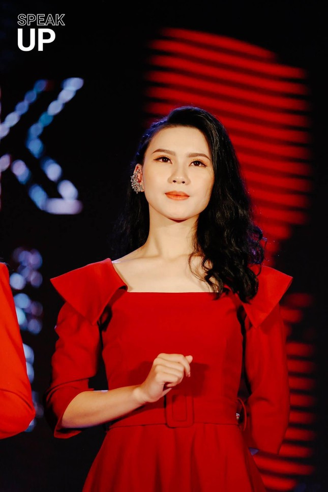 “Cái khó của nghề dẫn chương trình là khiến khán giả nhớ tới mình”, Ánh thổ lộ. Nghề truyền hình là công việc vất vả, gian lao, tính cạnh tranh, “đào thải” cao bởi luôn phải thay đổi, thích nghi với sự phát triển nhanh chóng của thời đại, của thông tin để làm mới bản thân. Với cô, muốn trở thành một MC ngoài chỉn chu về ngoại hình, làm đầy thêm vốn kiến thức, rèn kĩ năng thì còn cần biết quan sát và khiêm tốn.