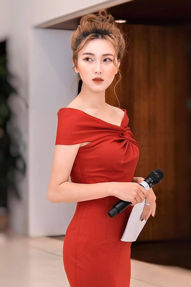 Có lẽ vì nhiệt tình tham gia, không từ chối khi nhìn thấy cơ hội mà Ngọc Ánh được lên sóng các chương trình của VTV như: Hành trình hy vọng (VTV1), Đẹp 247 (VTV2)... từ khá sớm. Chia sẻ khi lần đầu được làm việc với Ekip VTV chuyên nghiệp, cô cảm thấy vô cùng may mắn bởi dù còn nhiều thiếu sót nhưng đã được các anh chị biên tập chỉ bảo tận tình.