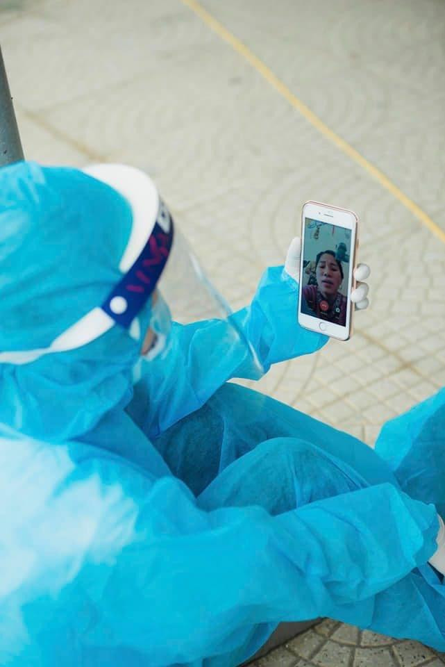 Nu sinh nam nhat vua hoc online vua tinh nguyen trong khu cach ly