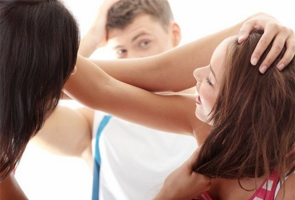 Di danh ghen cung chi gai, toi ngat lim khi nhin thay canh tuong do-Hinh-2