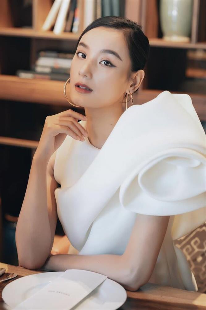 Le Thuy phan ung gay gat khi bi mia mai 