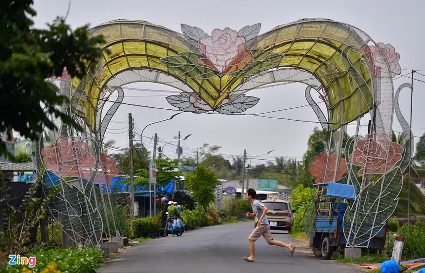 Tuyến đường chính của làng hoa dài khoảng 2 km được trang trí bắt mắt chào đón năm mới.