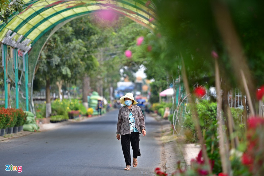 "Nhiều bạn bè nói với tôi thay vì đến đây ngắm hoa như những năm trước, họ đã tranh thủ mua hoa kiểng từ sớm để trưng bày tại nhà. Có thể mọi người sẽ bớt vui vì không được check-in ở đây, nhưng sẽ an toàn trước dịch Covid-19", Thành Quân, nhân viên hướng dẫn du lịch nói.
