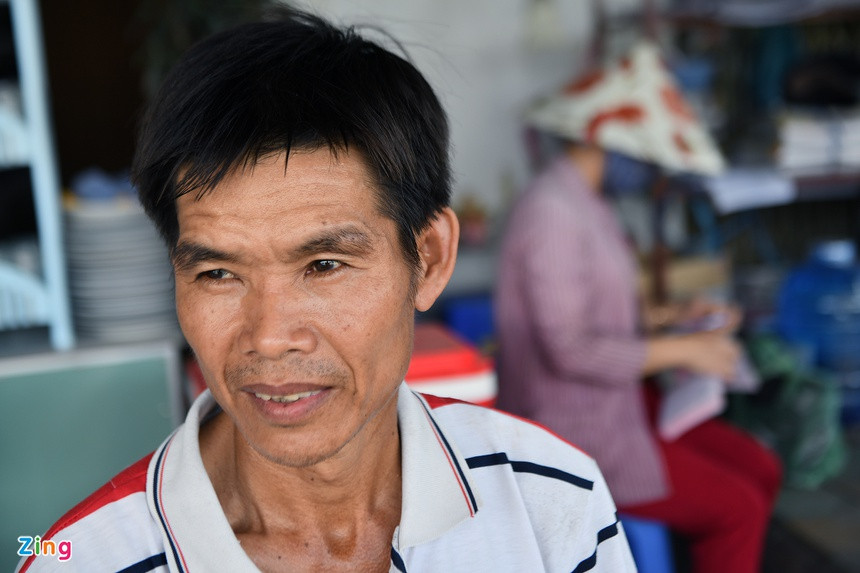 "Những ngày cận Tết những năm trước, ngày làm việc là đã đông người chứ không nói đến cuối tuần. Tôi chưa từng thấy cảnh vắng như thế này", ông Lưu Thanh An nói.