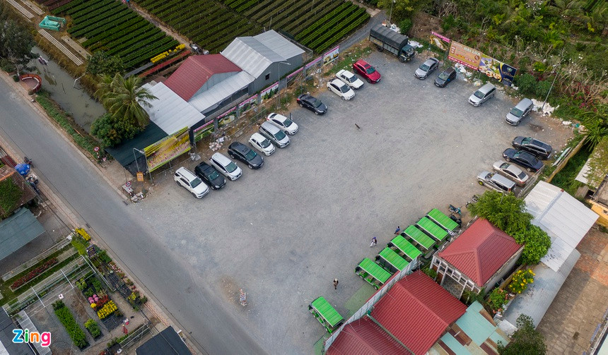 Một nhân viên bảo vệ tại khu vực đỗ ôtô của làng hoa Sa Đéc, cho biết dịp Tết các năm trước nơi đây thường xuyên quá tải, người và phương tiện chen chúc nhau.