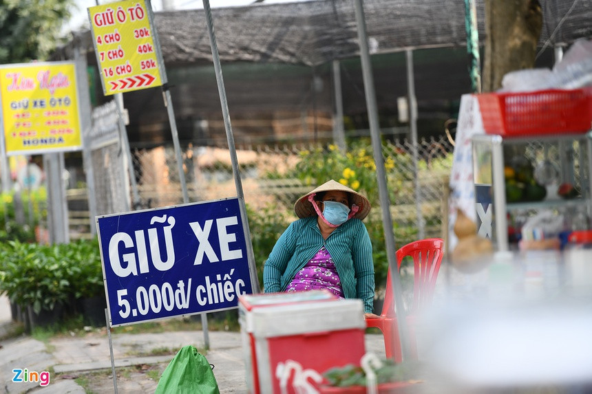 Cuối tuần trước, chỗ giữ xe rộng khoảng 100 m2 của bà Lan tại làng hoa không còn chỗ trống. Tuy nhiên cả ngày hôm nay, bà chỉ giữ được vài chiếc xe. Bà cho biết rất bất ngờ vì lượng khách tham quan lại sụt giảm nhanh như vậy.