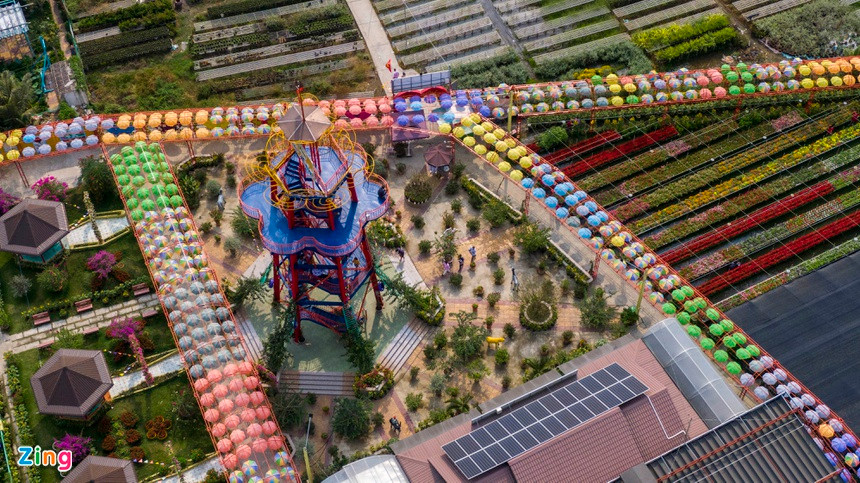 Đài quan sát hoa kiểng là điểm nhấn của làng hoa Sa Đéc. Nơi này thường có đông khách đến tham quan, thậm chí chen chúc dịp lễ, Tết nhưng dịp cuối tuần này chỉ có vài người.