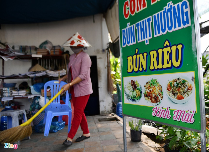 Không có khách, hàng bún của gia đình ông An đành đóng cửa trưa 6/2 dù chưa bán được gì. "Nay ế hàng, chúng tôi không có thu nhập. Hy vọng sắp tới tình trạng này được cải thiện", ông An nói.