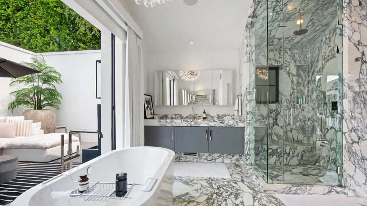 Phòng tắm chính thông thoáng, được lát đá cẩm thạch và được trang bị đầy đủ tiện nghi hiện đại như một khu spa sang trọng.