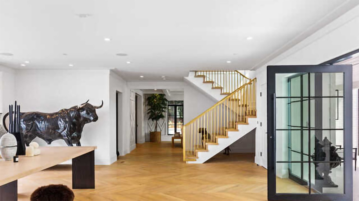 Tiền sảnh rộng lớn, cởi mở, được lát gỗ sồi trắng, nổi bật với một bức tượng độc đáo.