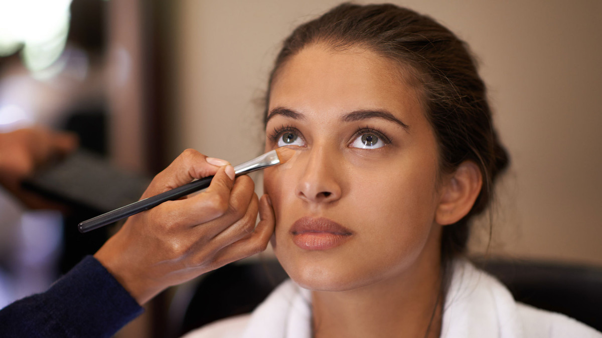 Trung bình, kem che khuyết điểm có hạn sử dụng lên đến 2 hoặc 3 năm. Ảnh: Allure.