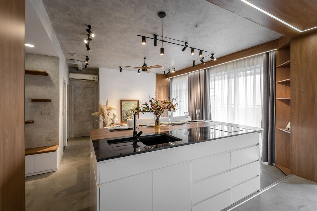 br/> Điểm nhấn lớn nhất chính là đảo bếp kết hợp cùng với bàn ăn được thiết kế giống như một quầy bar nhỏ. Sự kết hợp này sẽ giúp tối đa hóa được diện tích và tối ưu hóa công năng, đảo bếp cũng coi như là một hình thức để ngăn giữa không gian phòng khách và không gian bếp.