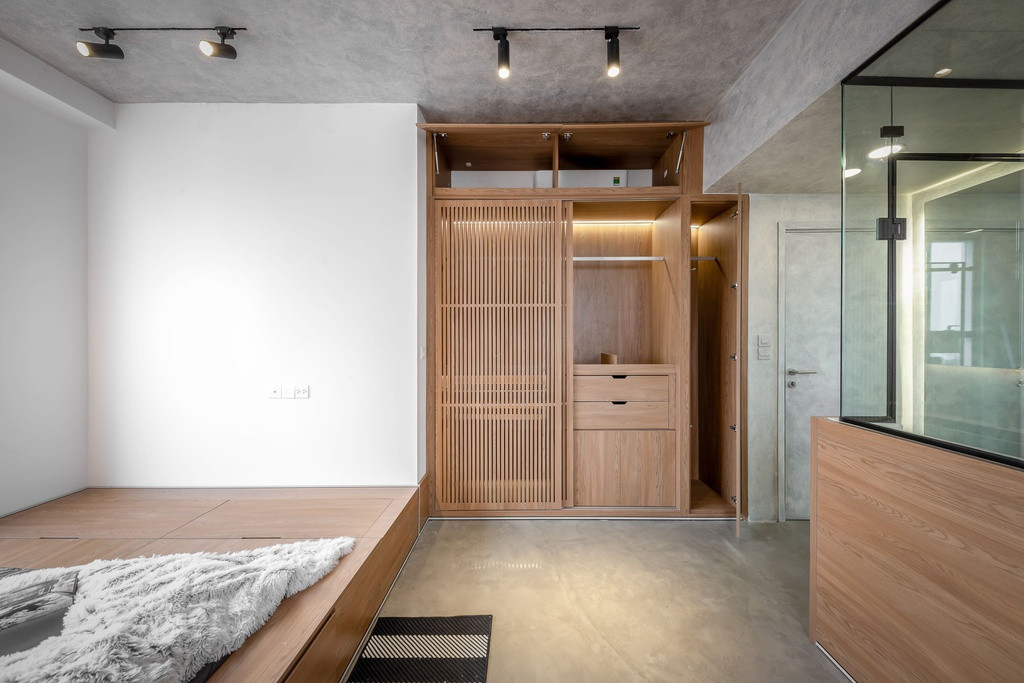 br/> Điểm nhấn của phòng ngủ chính là hệ thống đèn LED có thể đổi màu chạy xuyên suốt căn phòng.