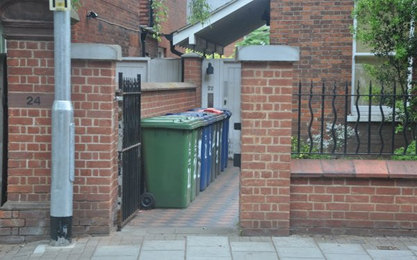 Cứ tiện tay đặt thùng rác chỗ này: Gia chủ làm hoài vẫn nghèo đói - Hình 2 Cu tien tay dat thung rac cho nay: Gia chu lam hoai van ngheo doi-Hinh-2