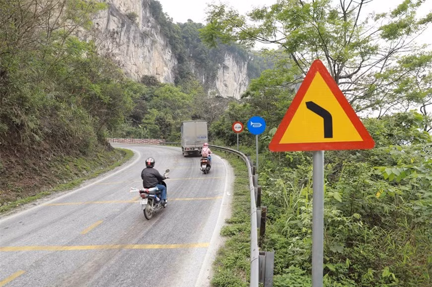 Nhiều đoạn đường trên đèo Mã Phục được nâng cấp, cải tạo, lắp nhiều biển báo hiệu giao thông để đảm bảo các phương tiện lưu thông được an toàn.(Ảnh: Vũ Sinh/TTXVN) 