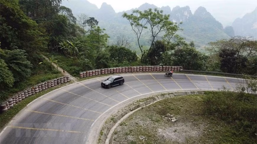 Nhiều đoạn đường trên đèo Mã Phục được nâng cấp, cải tạo, lắp nhiều biển báo hiệu giao thông để đảm bảo các phương tiện lưu thông được an toàn.(Ảnh: Vũ Sinh/TTXVN) 