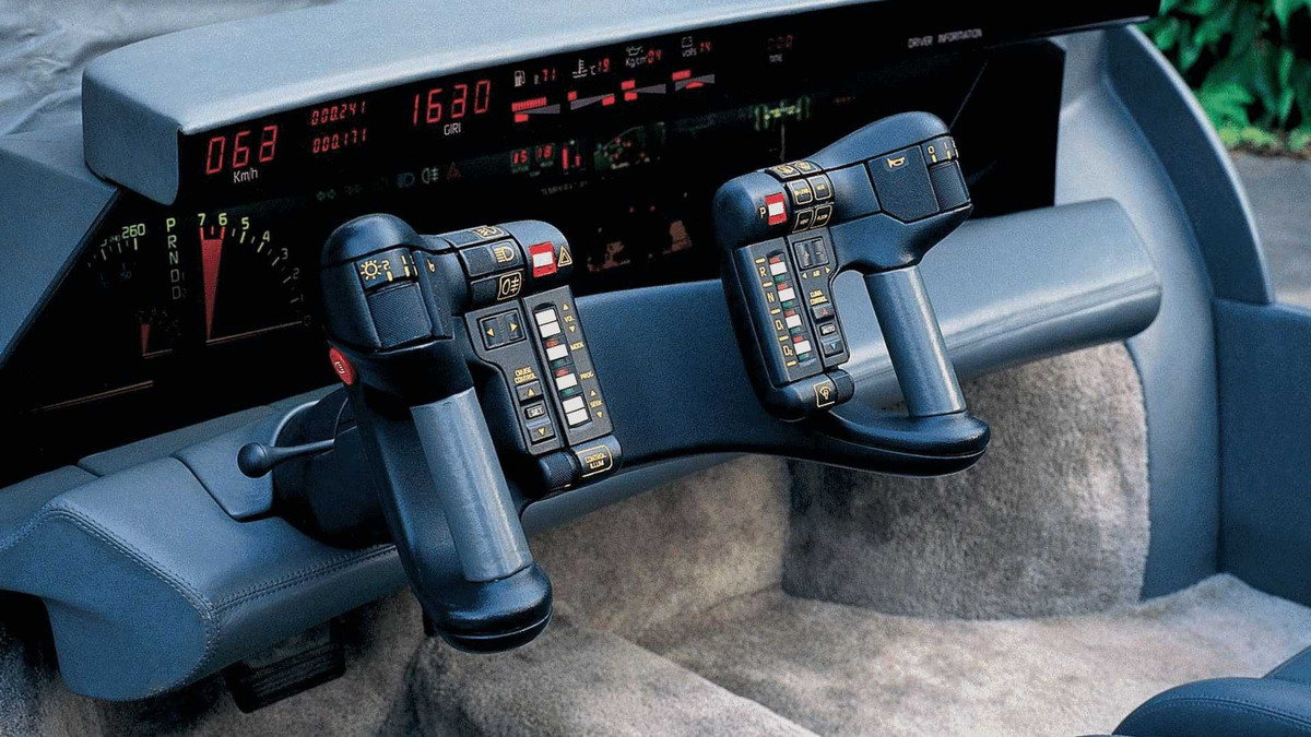  Oldsmobile Incas: Khoang lái trông như cabin chiến đấu cơ này thuộc về chiếc xe ý tưởng Oldsmobile Incas đời 1986. Tay lái gồm 2 tay nắm riêng biệt và được tích hợp các nút chức năng gồm cài đặt kiểm soát hành trình, tăng giảm âm lượng, bật/tắt đèn, còi, cài số cho hộp số tự động... Bảng đồng hồ có kích thước lớn và được bố trí các màn hình điện tử để hiển thị thông số vận hành.