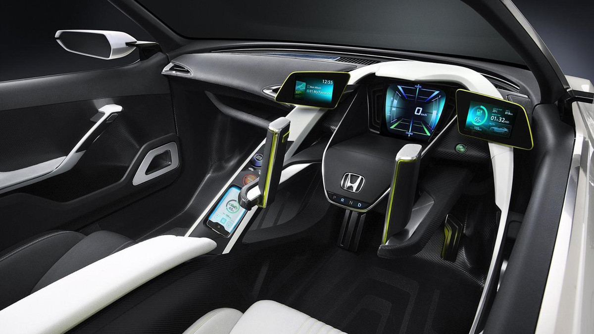  Honda EV-STER: Tại Triển lãm Tokyo Motor Show 2011, Honda đã giới thiệu mẫu concept mui trần 2 chỗ ngồi mang tên EV-STER. Điểm nhấn ở cabin của Honda EV-STER là tay lái gồm 2 cần điều khiển song song, cùng với đó là đồng hồ tốc độ gồm 3 màn hình điện tử. Mẫu xe điện này được sử dụng nhiều vật liệu carbon để giảm khối lượng. Cụm pin dung lượng 10 kWh cho phép EV-STER di chuyển quãng đường 160 km.