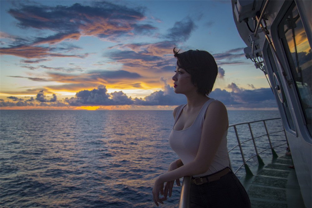 Nguyễn Thị Huyền - Hoa hậu Việt Nam đầu tiên ra Trường Sa không khỏi bị quyến rũ bởi vẻ đẹp của hoàng hôn nơi đây.