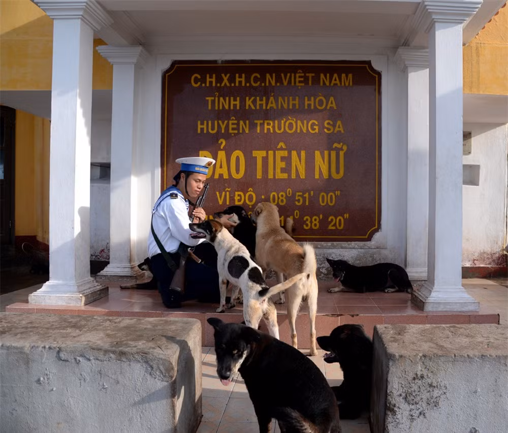 Đảo Tiên Nữ - nơi duy nhất của Việt Nam đón nhận tia nắng bình minh đầu tiên. Người lính này nhìn thấy mặt trời lên trước đất liền gần một tiếng đồng hồ.