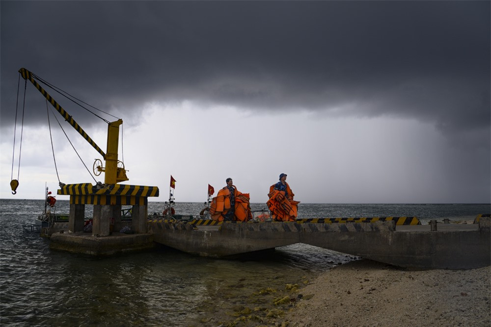 Trong cơn giông ở đảo Trường Sa Đông