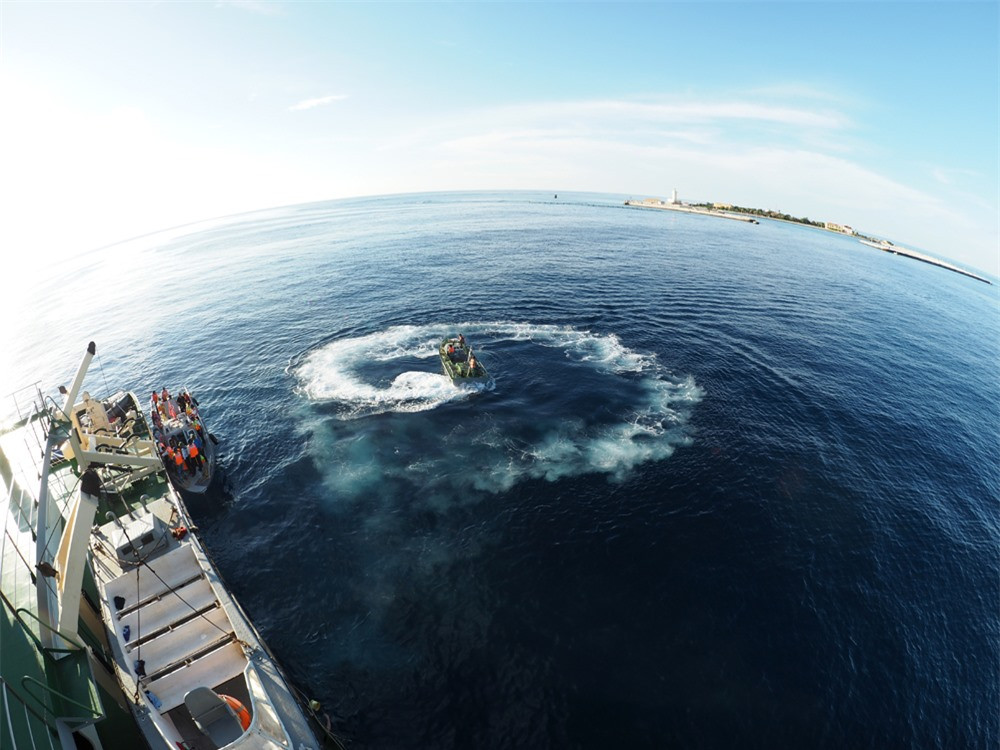 Đảo Trường Sa Đông nhìn từ cabin tàu 571