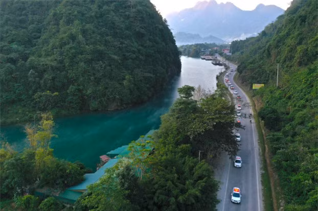 br/> Ngày thứ 2 trong chuyến caravan lớn nhất của cộng đồng yêu xe Việt, hàng trăm VinFaster đã đi qua những cung đường đẹp đến nao lòng của Hà Giang. 