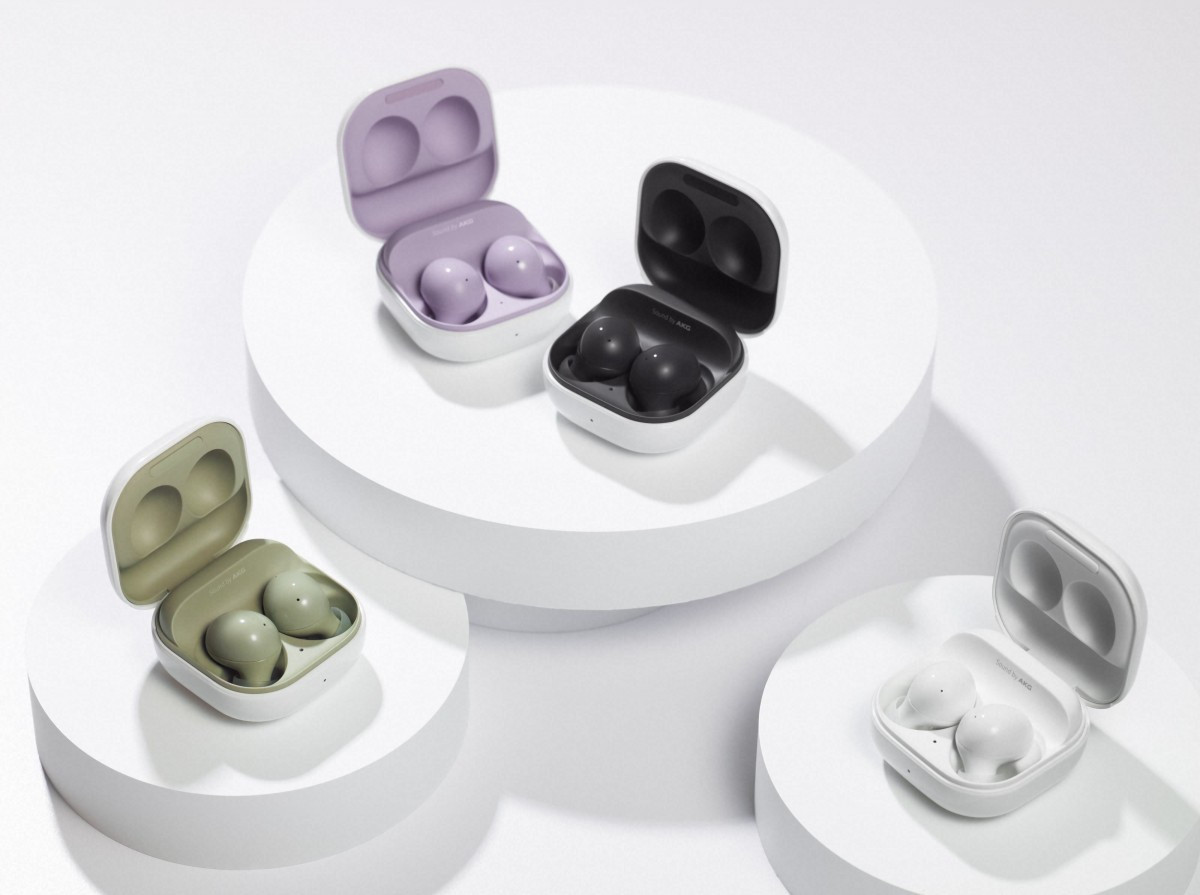Galaxy Buds2 có 4 màu sắc, gồm trắng, đen, tím và xanh ô liu. Tuy nhiên, toàn bộ vỏ hộp của các phiên bản đều có màu trắng. Hình ảnh chi tiết chiếc tai nghe không dây mới của Samsung cho thấy thiết có bị hình dáng tương tự phiên bản rò rỉ được leaker nổi tiếng, Even Blass đăng tải. Ảnh: GSMArena.
