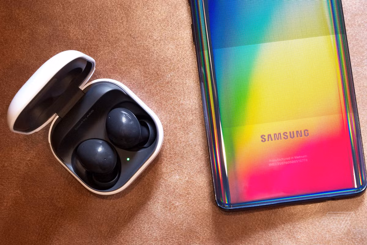 Tai nghe Galaxy Buds2 chính thức ra mắt tại sự kiện trực tuyến Galaxy Unpacked 2021 vào tối 11/8. Thiết bị này có hình dáng khác biệt với phiên bản tiền nhiệm. Ảnh The Verge.