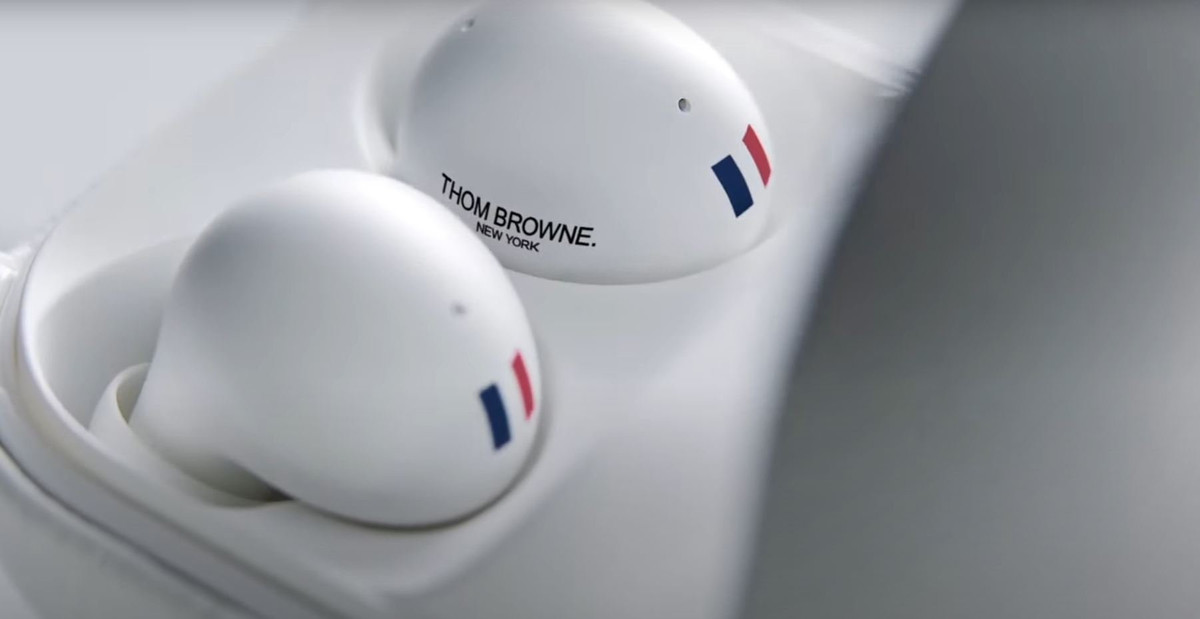 Ngoài ra, Galaxy Buds2 còn sở hữu phiên bản đặc biệt, sự kết hợp giữa Samsung và nhãn hiệu thời trang nổi tiếng, Thom Browne. Mỗi bên tai nghe sẽ chứa một viên pin có dung lượng pin 61 mAh, dung lượng pin của vỏ hộp là 472 mAh. Theo Digital Trends, Galaxy Buds2 mang lại thời gian sử dụng đến 29 giờ. Ảnh: Chụp màn hình.