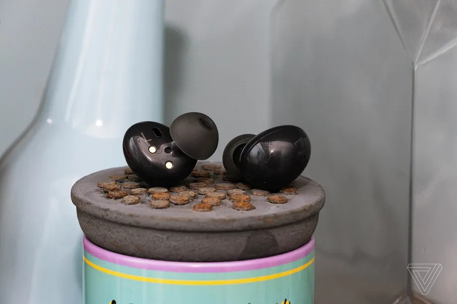 Đồng thời, Galaxy Buds2 cũng được hỗ trợ tính năng chống ồn chủ động như phiên bản trước. Theo Samsung, chiếc tai nghe mới có khả năng loại bỏ đến 98% tiếng ồn môi trường. Ngoài ra, Galaxy Buds2 còn được trang bị 3 micro cho mỗi bên tai và một cảm biến giọng nói, mang lại khả năng lọc âm tốt hơn khi đàm thoại. Ảnh: The Verge.