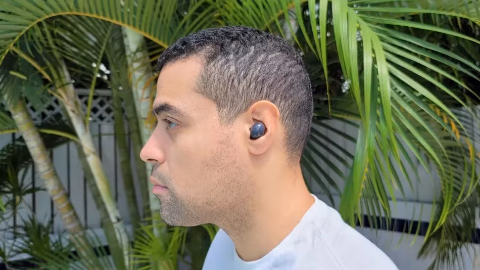 Samsung cho biết Galaxy Buds2 có thiết kế nhỏ gọn và đây là chiếc tai nghe nhẹ nhất họ từng sản xuất. Thiết bị này có thể mang lại trải nghiệm đeo thoải mái cho người dùng trong cả ngày dài. Tai nghe mới của Samsung sử dụng hai driver riêng biệt để mang lại các dải âm tách bạch hơn. Ảnh: Tom's Guide.