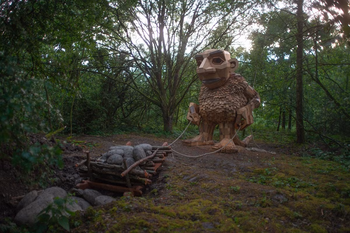 Mỗi quỷ lùn khổng lồ của Dambo được làm thủ công từ gỗ tái chế, cành cây chết và các vật liệu bị bỏ đi khác. Hơn 200 người làm công việc thu thập vật liệu để xây dựng 7 bức tượng khổng lồ. Dambo và đội ngũ 15 người mất khoảng 25 tuần để xây dựng toàn bộ tác phẩm.