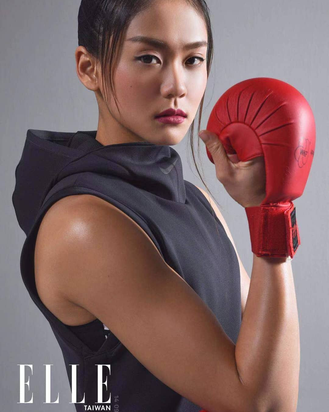 VĐV sinh năm 1993 là bông hồng nổi bật của làng thể thao Đài Loan. Cô có chiều cao 1,65 m, vóc dáng cân đối, cơ bắp săn chắc và thần thái mạnh mẽ, hút hồn. Không chỉ được chú ý trên sàn đấu, cô còn có lượng fan lớn trên mạng xã hội.