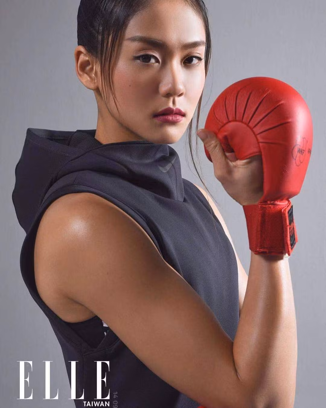 VĐV sinh năm 1993 là bông hồng nổi bật của làng thể thao Đài Loan. Cô có chiều cao 1,65 m, vóc dáng cân đối, cơ bắp săn chắc và thần thái mạnh mẽ, hút hồn. Không chỉ được chú ý trên sàn đấu, cô còn có lượng fan lớn trên mạng xã hội.