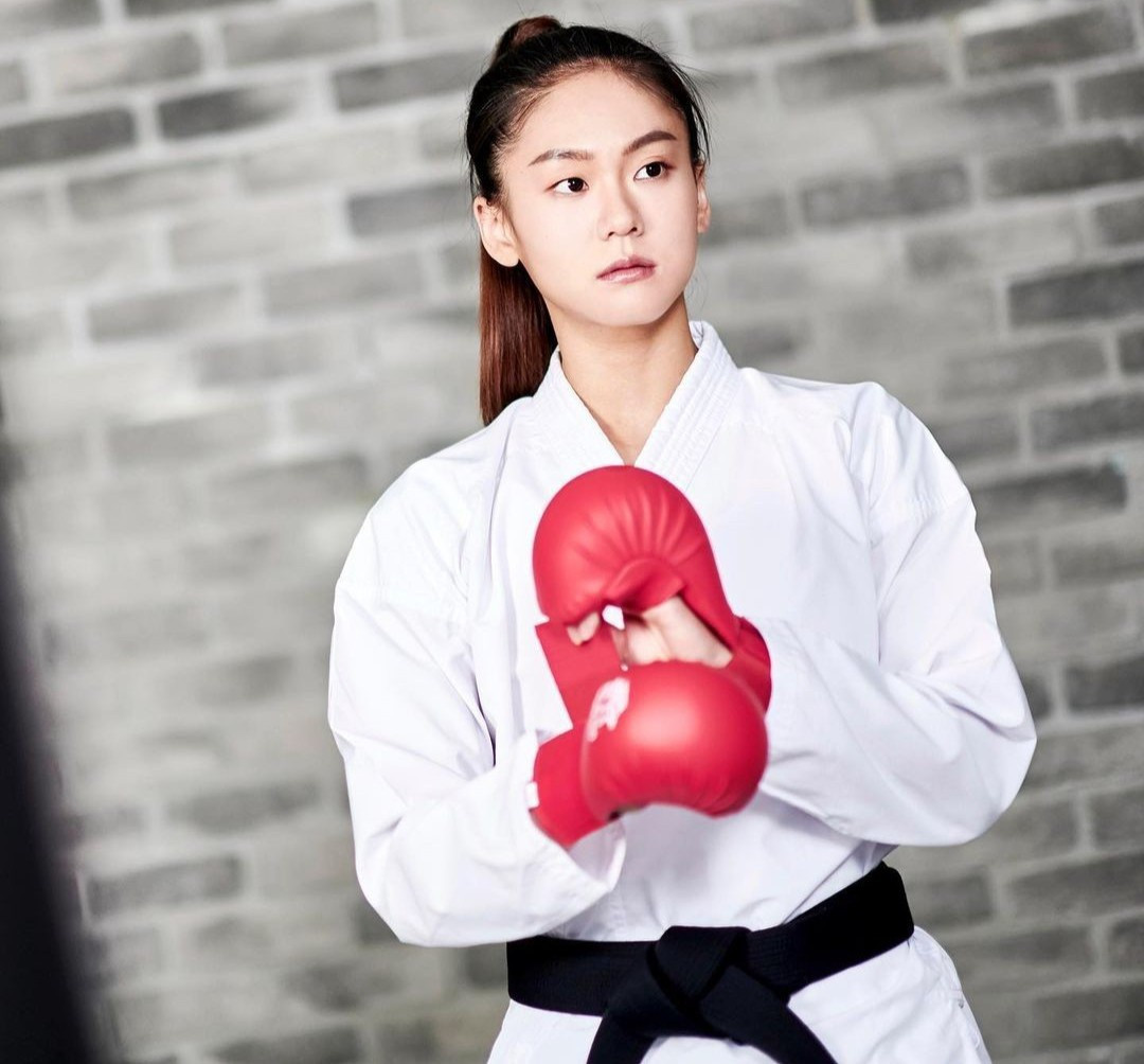 Wen Tzu-yun (sinh năm 1993) là ngôi sao karate của Đài Loan, Trung Quốc. Cô giành được huy chương vàng karate hạng cân 55kg tại Đại hội Thể thao châu Á (Asian Games) năm 2014 và 2018, cũng là người đầu tiên trong lịch sử lập thành tích này trong 2 kỳ đại hội liên tiếp. Wen Tzu-yun đã 3 lần giành huy chương đồng Giải Vô địch karate Thế giới. Năm 2021 là lần đầu tiên cô góp mặt tại Thế vận hội Olympic khi karate được đưa vào thi đấu ở đấu trường này.