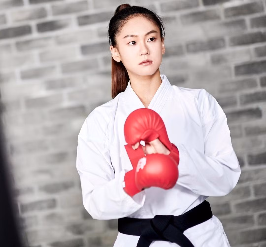 Wen Tzu-yun (sinh năm 1993) là ngôi sao karate của Đài Loan, Trung Quốc. Cô giành được huy chương vàng karate hạng cân 55kg tại Đại hội Thể thao châu Á (Asian Games) năm 2014 và 2018, cũng là người đầu tiên trong lịch sử lập thành tích này trong 2 kỳ đại hội liên tiếp. Wen Tzu-yun đã 3 lần giành huy chương đồng Giải Vô địch karate Thế giới. Năm 2021 là lần đầu tiên cô góp mặt tại Thế vận hội Olympic khi karate được đưa vào thi đấu ở đấu trường này.