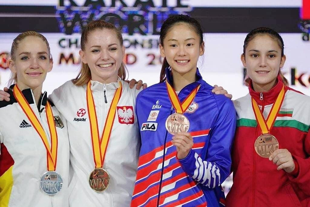 Nữ vận động viên bắt đầu tập luyện võ thuật từ năm 5 tuổi và giành được đai đen karate vào năm học lớp 5. Từ năm 2013, Wen Tzu-yun đã tham gia các giải đấu lớn trong nước và quốc tế. Năm 2016, cô tốt nghiệp Đại học Sư phạm quốc gia Đài Bắc.