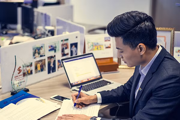 Trong giai đoạn giãn cách vừa qua, với các bản tin, chương trình cố định BTV Đinh Phương Nam vẫn biên tập và dẫn chương trình tại VTV. Với các phóng sự sản xuất, thay vì đi quay trực tiếp, anh liên hệ với các doanh nghiệp, cơ quan… nhờ tự quay và dựng phóng sự ở nhà. Các cuộc họp nội dung và trao đổi với đồng nghiệp diễn ra online nên cũng có chút hạn chế về tương tác và tính liên tục, không khí làm việc thay đổi khá nhiều khi có quy định hạn chế, ai nấy cũng thèm cảm giác làm việc đông đủ như trước.